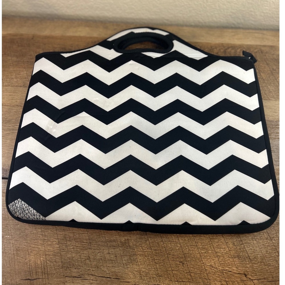Macbeth Collection Black White Chevron Laptop Sleeve Case MB-XL5CB‎ Carry Handle